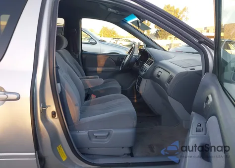 2002 Toyota Sienna Le z USA, uszkodzony, nr VIN 4T3ZF13C52U461937